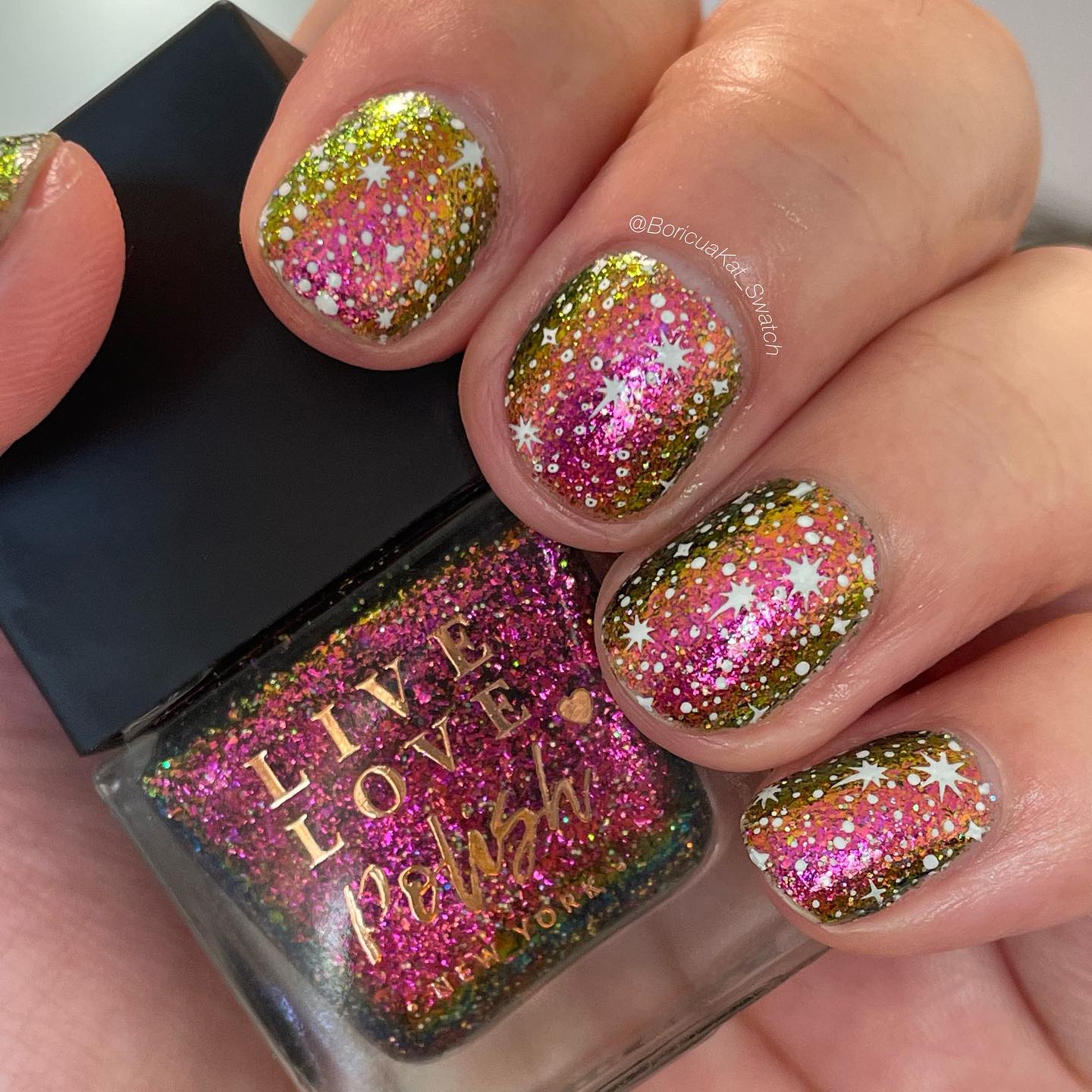 Shimmer nails are a type of nail polish that has a high-gloss finish and reflects light. Colorful shimmers will give the look of crystals on the nails. You can use them for any occasion, whether it's a wedding or just to go out with your friends!