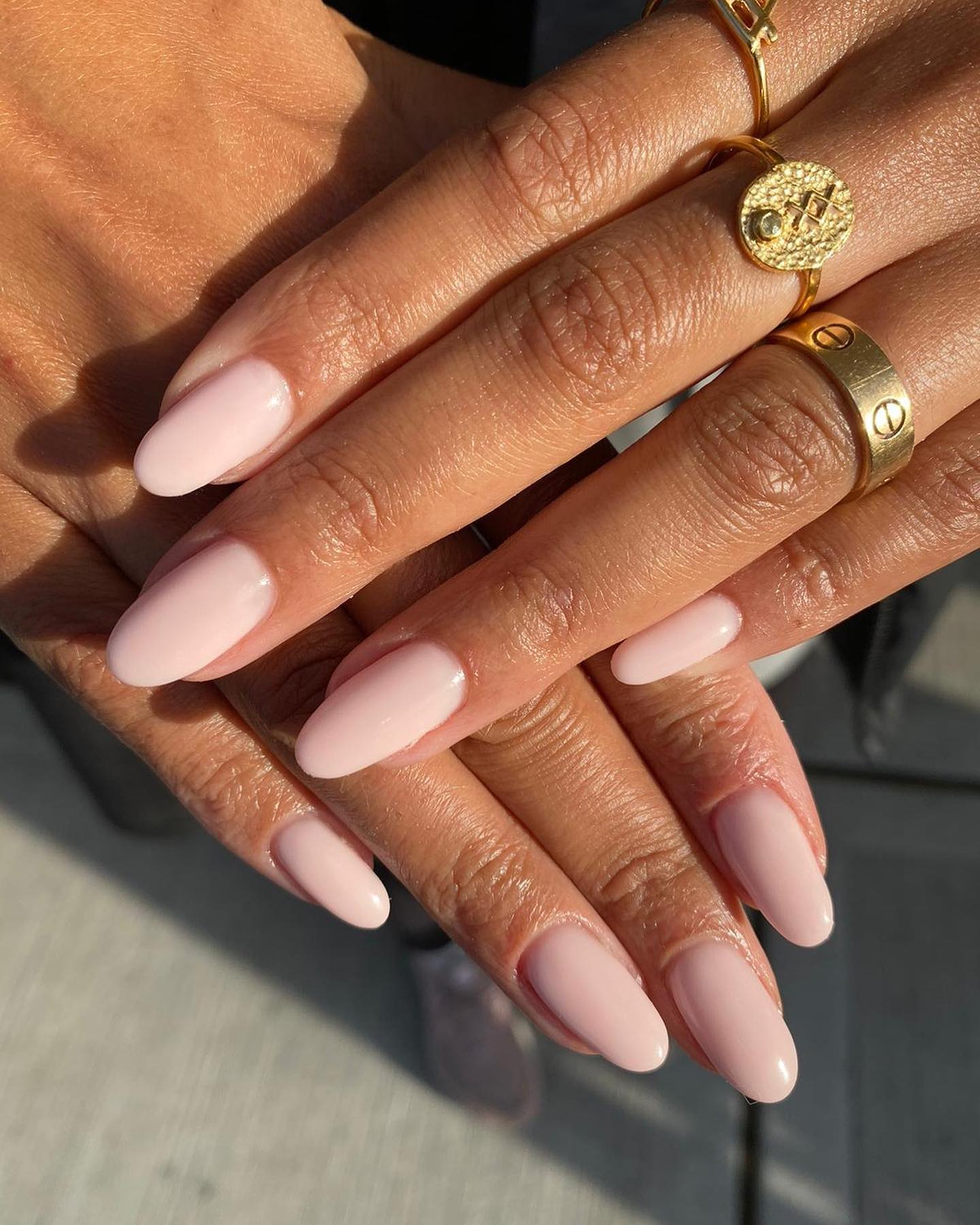 Sometimes the beauty can be found in simplicity and this might be the case for you, too. Wanna look fabulous and simple at the same time? Then, go for these nude manicure.