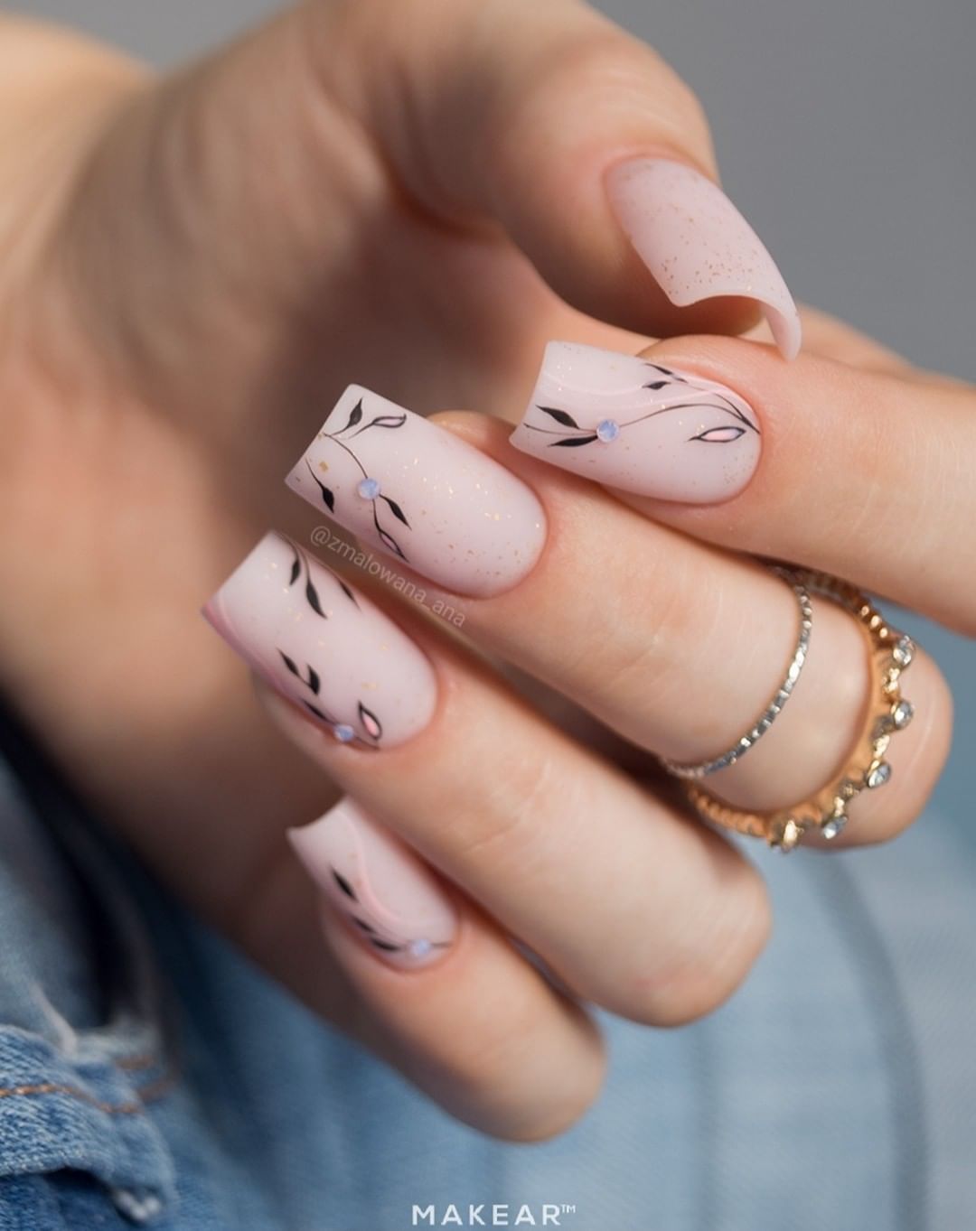 Most people apply shiny nail polish but just a few women who have a good taste get matte nails. For your best day in your life, let's show everyone that you have a good taste with a nude nail polish and leaf nail art.