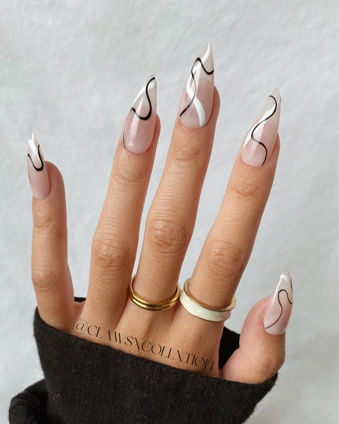 If you are a bride who wants to step outside the box on your wedding way, why don't you go for a swirl nail art? This nail art provides an abstract feel and it looks so fresh and stylish.