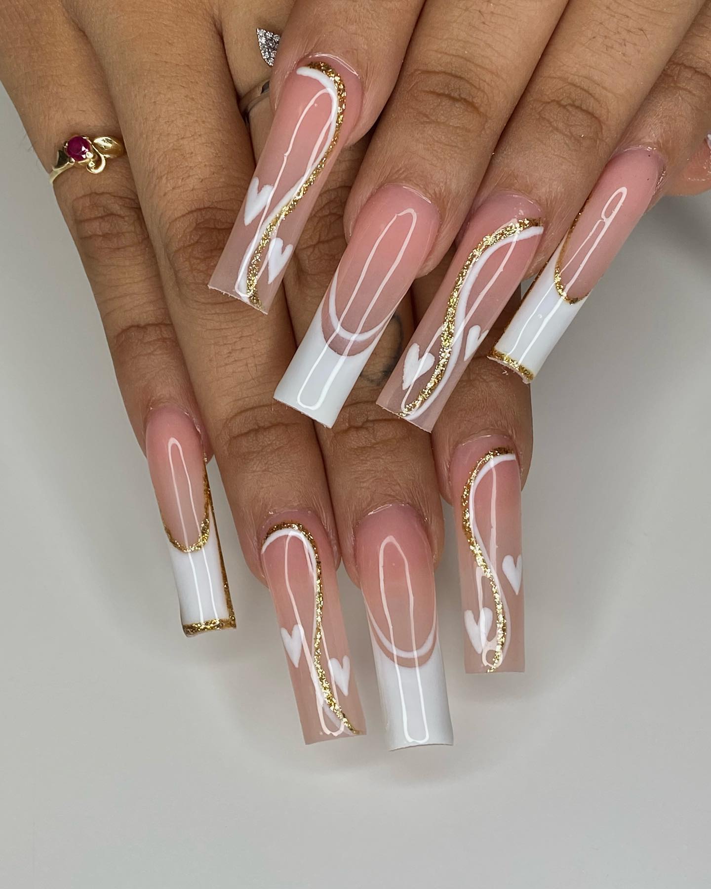 We have to say that having this length of nails can be something hard for a wedding way but if you say that you can handle it, why not trying? Golden glitters are ready to enrich your whole nail art, so let's have swirls with it.