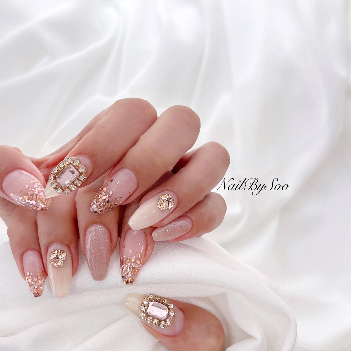 If you think that your wedding ring is not enough, why don't you decorate your nails with shiny and glamorous stones as a nail art? Let's get them on your nude and glittered nails to shine more.
