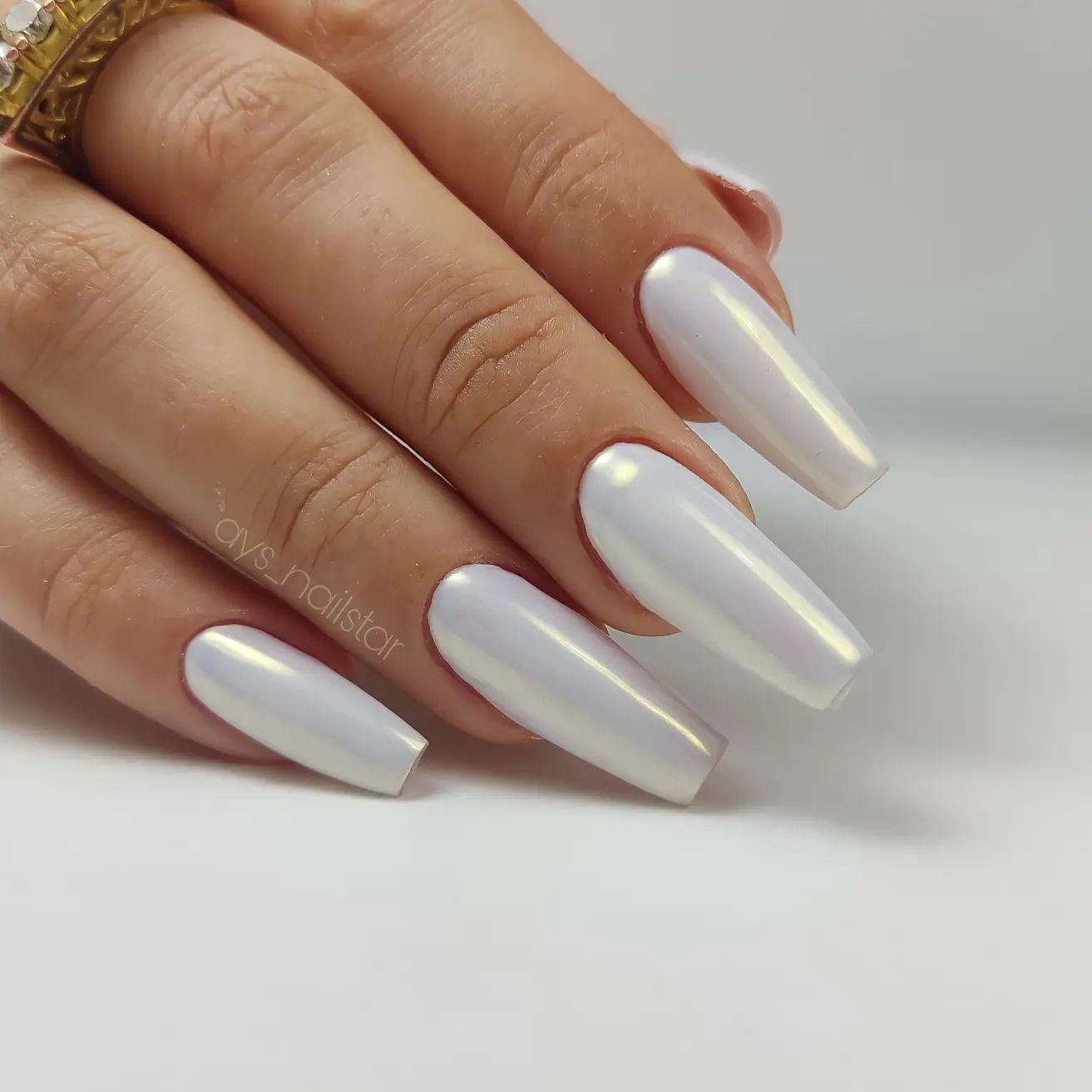 Being one of the most iconic chrome designs, Hailey Bieber nails offer a gorgeous look. With its light effect, these white chrome nails will make you stand out more in your wedding.