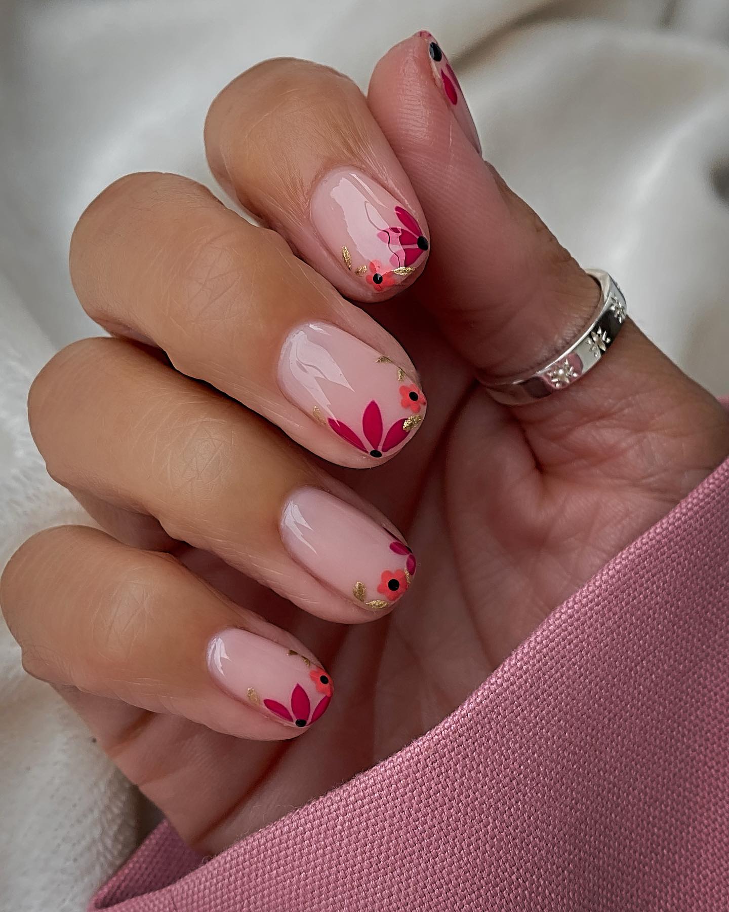 Flower print nails | Cat Eyes Red Lips